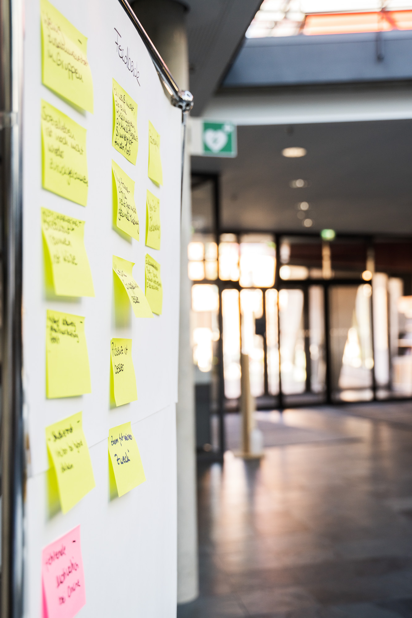 Stellwand mit bunten Post-Its