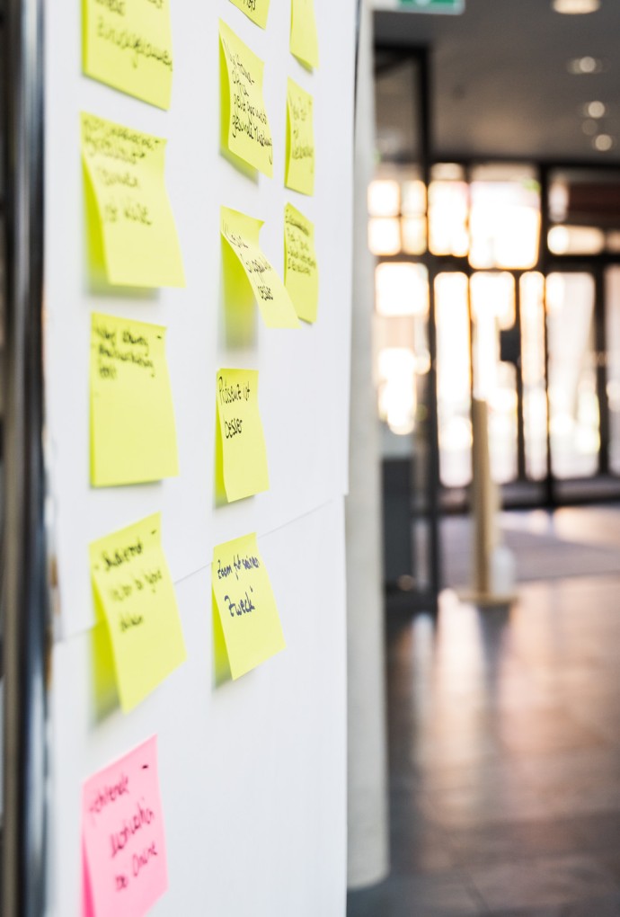Stellwand mit bunten Post-Its