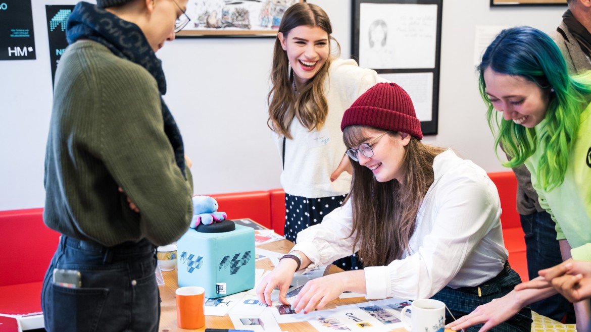 Studierende sitzen zusammen und lachen