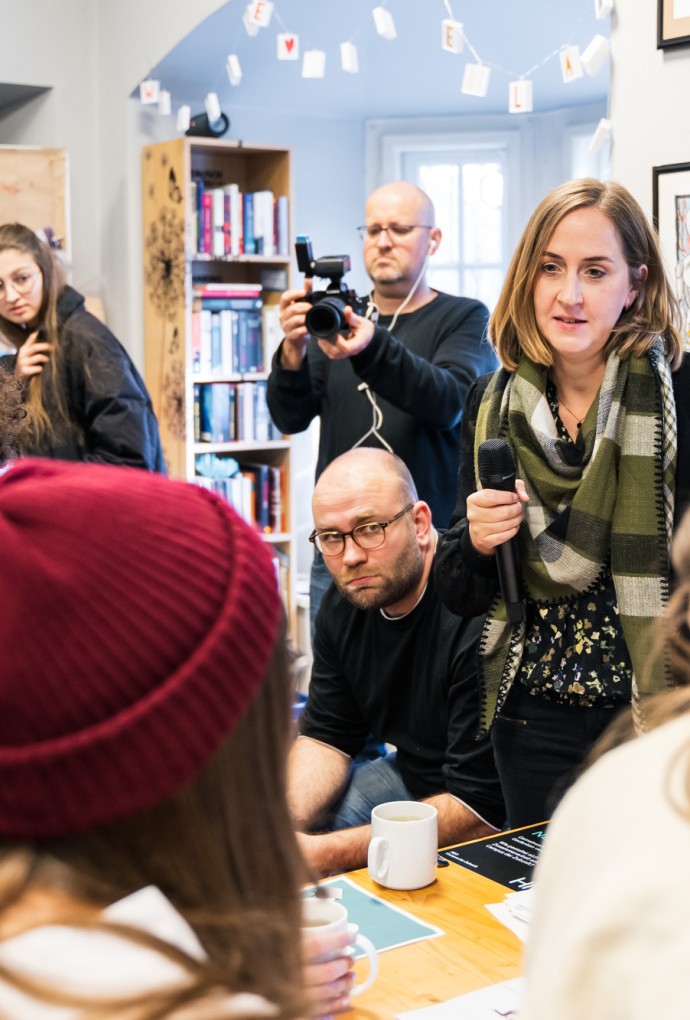 Gespräch zwischen Studierenden und Mitarbeitenden