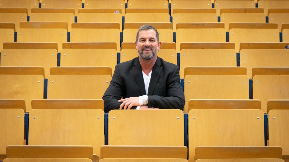 Prof. Christian Janßen im Hörsaal seiner Fakultät für angewandte Sozialwissenschaften (Foto: Hochschule München) Prof. Christian Janßen im Hörsaal seiner Fakultät für angewandte Sozialwissenschaften