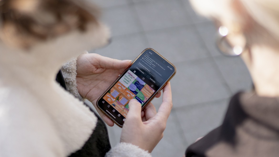 Auf Instagram und TikTok finden Studierende einfach verständliche Inhalte, um sich über Cannabis zu lernen (Foto: Alexander Ratzing) Die CannaPeer App