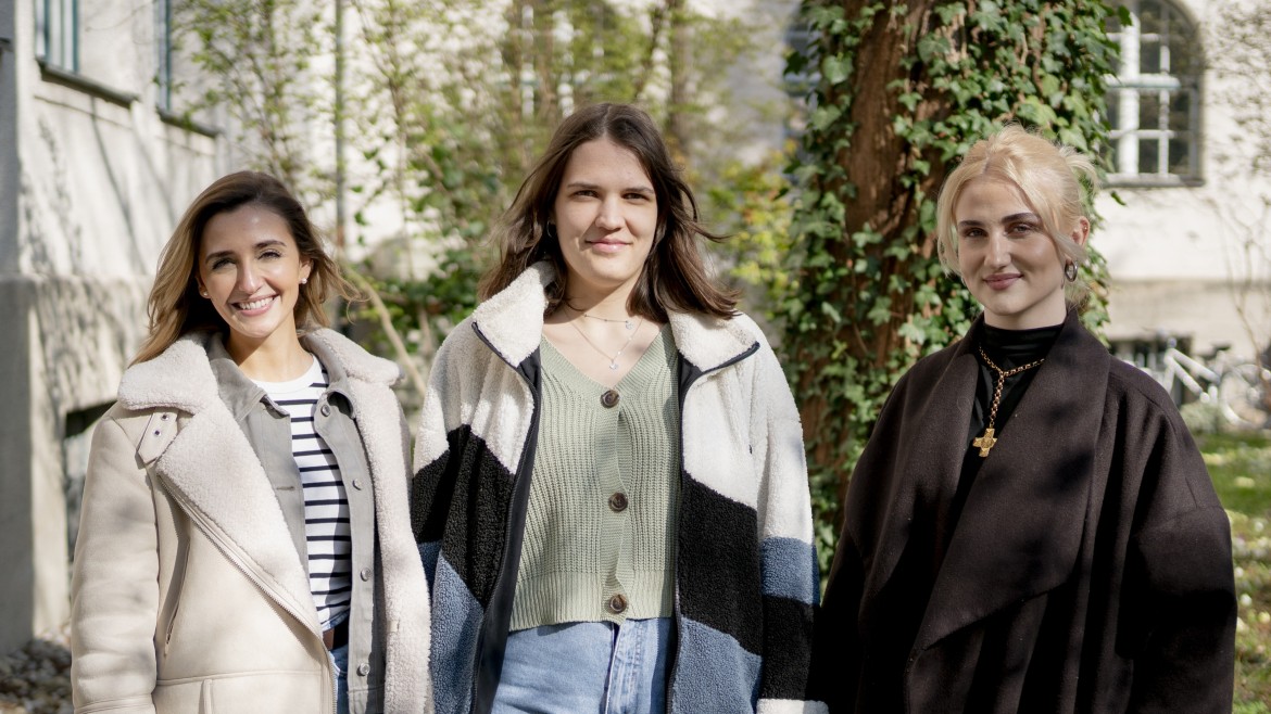 Projektleiterin und wissenschaftliche Mitarbeiterin Leila Wanner (l.) mit den HM-Studentinnen der Pflegewissenschaft Sarah Pirks und Elisa Streng (Foto: Alexander Ratzing) Projektleiterin und wissenschaftliche Mitarbeiterin Leila Wanner (l.) mit den HM-Studentinnen der Pflegewissenschaft Sarah Pirks und Elisa Streng