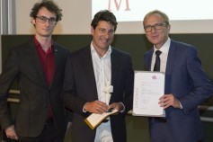 Prof. Dr. Peter Dürr (Mitte) von der Fakultät für angewandte Sozialwissenschaften erhielt den Oskar von Vizepräsident Prof. Dr. Klaus Kreulich. Links: Constantin Pittruff, der die Nominierten vorstellte (Foto: Sandra Sommerkamp)