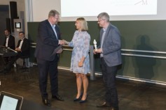 Pauline Alt, Absolventin der Fakultät für Design, wurde für ihre Bachelorarbeit 'Stilles Wissen - Design Physischer Kommunikation' ausgezeichnet. Ihr gratulierten Prof. Dr. Roland Vogt (links) und Prof. Dr. Lars Brehm (rechts) (Foto: Sandra Sommerkamp)