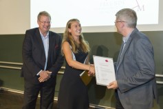 Veronika Dashuber gestaltete im Rahmen ihrer Masterarbeit die automatische Bilderkennung bei Rezepten effektiver. Dafür gab es den Oskar, verliehen von Prof. Dr. Roland Vogt und Prof. Dr. Lars Brehm (Foto: Sandra Sommerkamp)