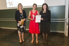 Der Oskar für die beste Promotionsleistung ging an Karolina Engenhorst - Vizepräsidentin Prof. Dr. Sonja Munz (links) und die betreuende Professorin, Frau Dr. Claudia Eckstaller (rechts), gratulierten (Foto: Sandra Sommerkamp)