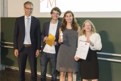 Die HM zeichnete das Unternehmen accu:rate als besten Praxispartner aus: v.l.n.r.: Vizepräsident Prof. Dr. Thomas Stumpp, accu:rate-GründerInnen Dr. Angelika Kneidl und Florian Sesser, Prof. Dr. Gerta Köster von der Fakultät für Informatik und Mathematik (Foto: Sandra Sommerkamp)
