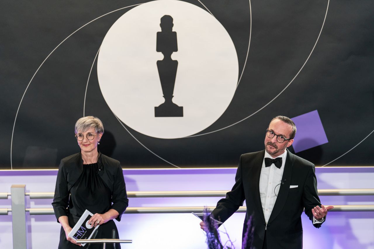 Christina Kaufmann, Leiterin der Hochschulkommunikation, und Sven Winterhalder, Leiter der Hochschulentwicklung, moderierten humorvoll durch den Abend
