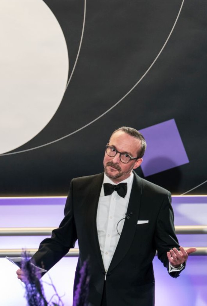 Christina Kaufmann, Leiterin der Hochschulkommunikation, und Sven Winterhalder, Leiter der Hochschulentwicklung, moderierten humorvoll durch den Abend