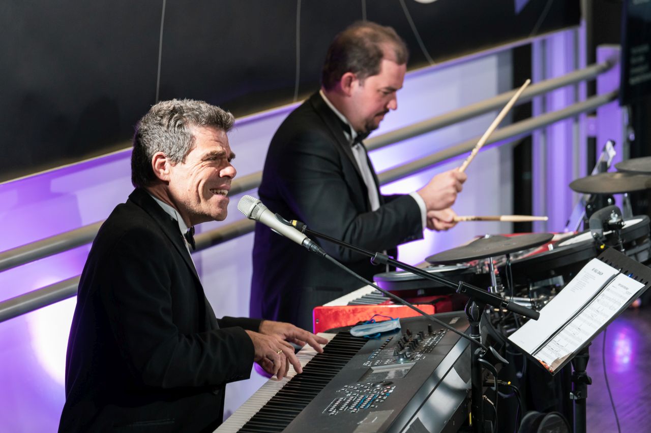 Das Duo Notenlos sorgte für den perfekten Bond-Sound