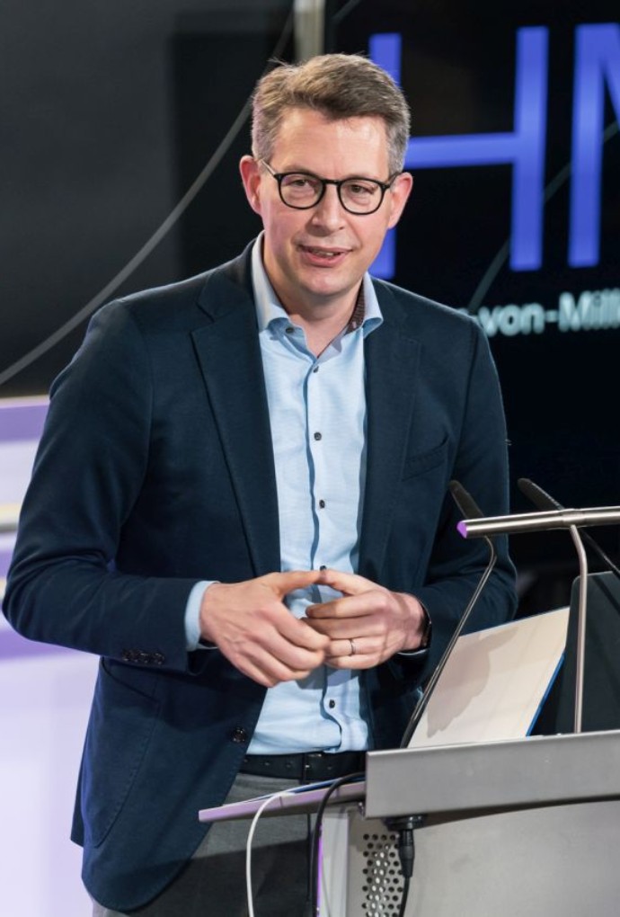 Markus Blume, Staatsminister für Wissenschaft und Kunst, lobte unter anderem die innovative Lehre und großartige Forschungsleistung der HM