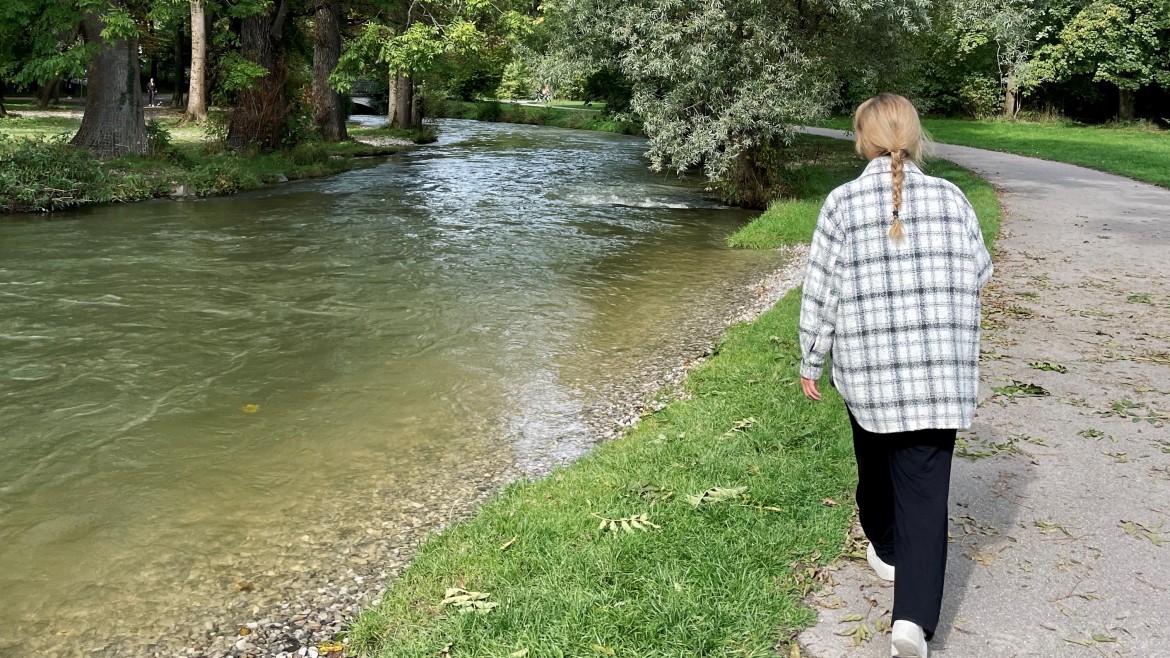 Anna Nosenko beim Spaziergang in der Natur