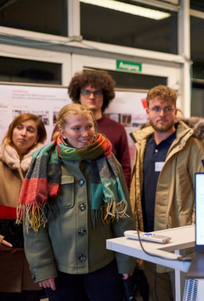 Stipendiat:innen hinter einem aufgeklappten Laptop