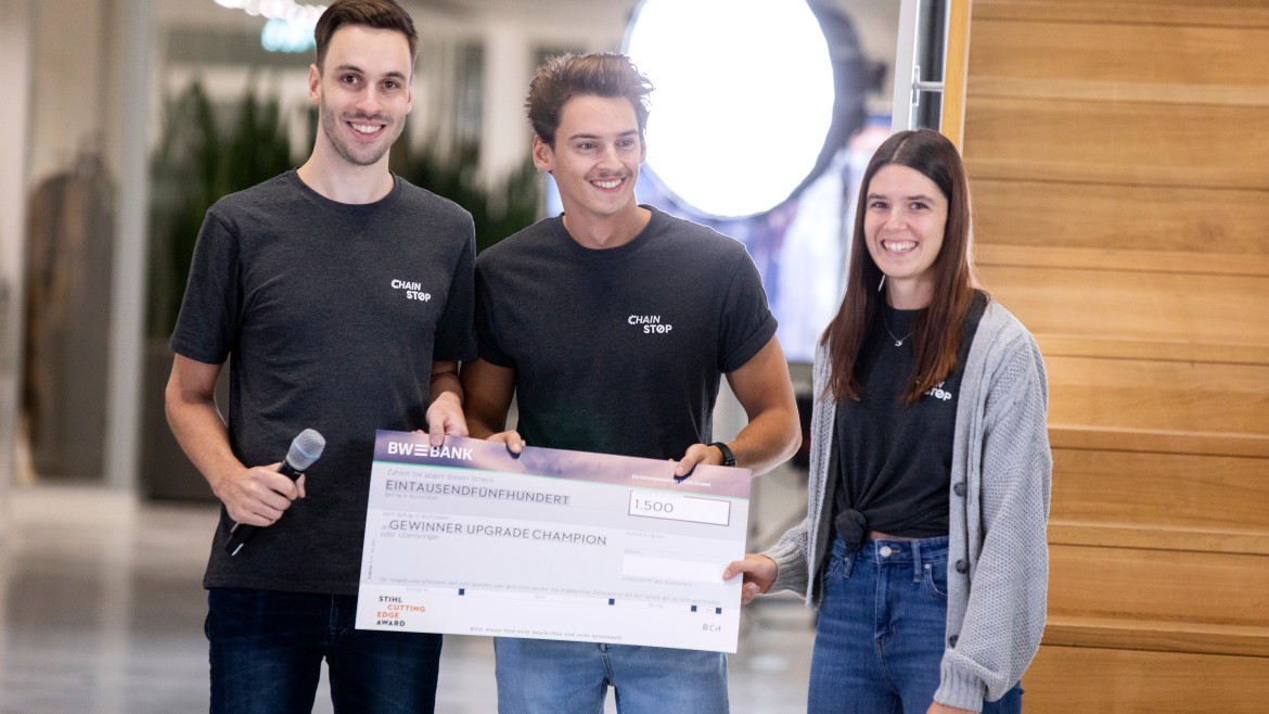 Gewinner:innen des Cutting Edge Award mit Scheck