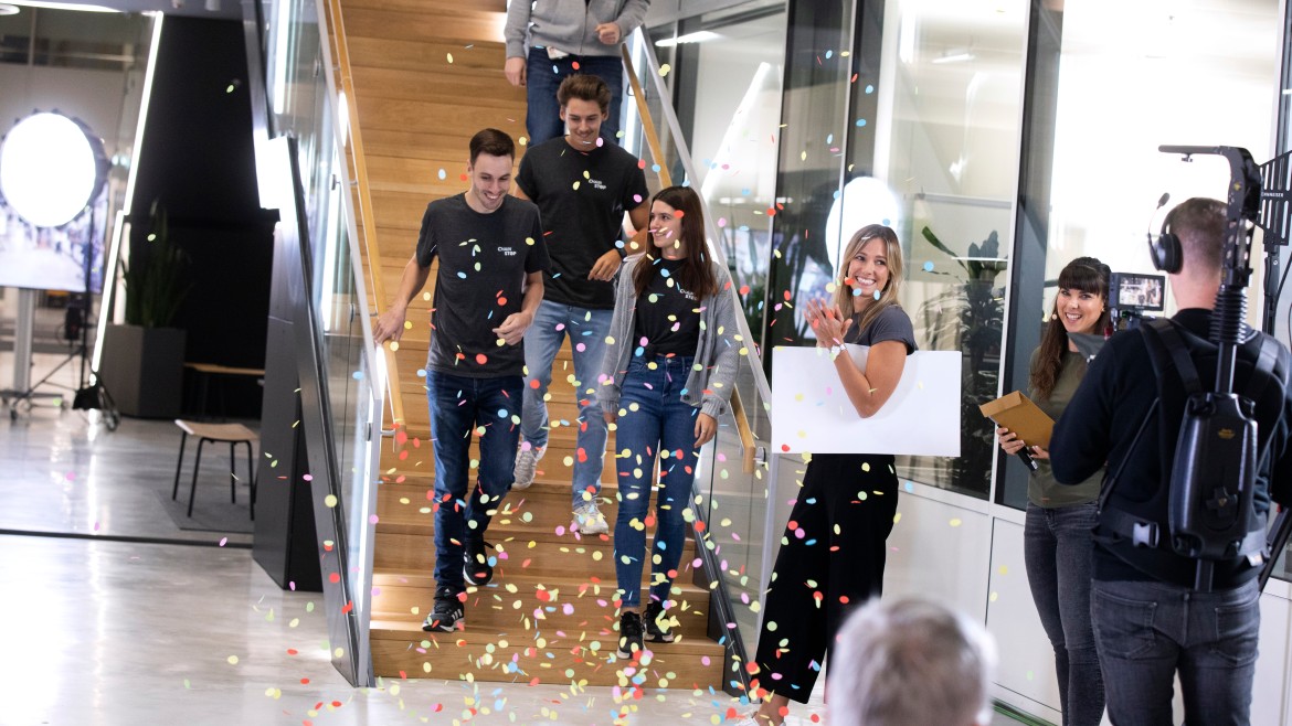 Gewinner Cutting Edge Award gehen die Treppe runter