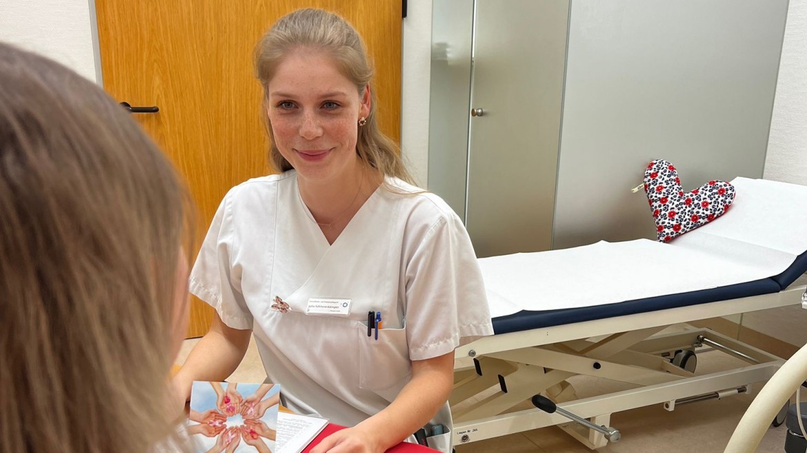 Julia Schlierenkämper bei der Beratung einer Patientin