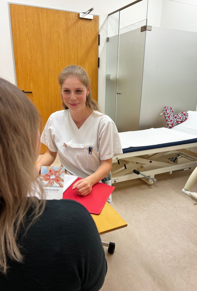 Julia Schlierenkämper bei der Beratung einer Patientin