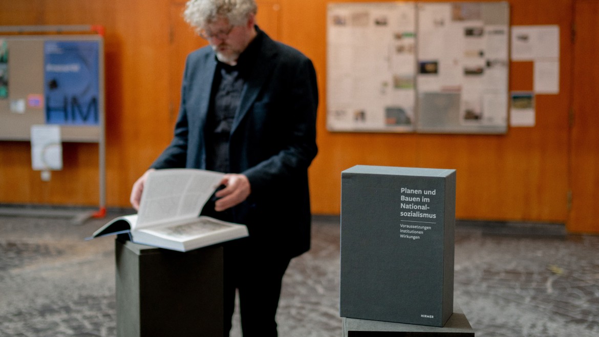 Herr Kegler blättert im Buch