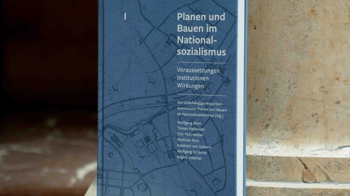 Ein Band des vierbändigen Forschungsüberblick