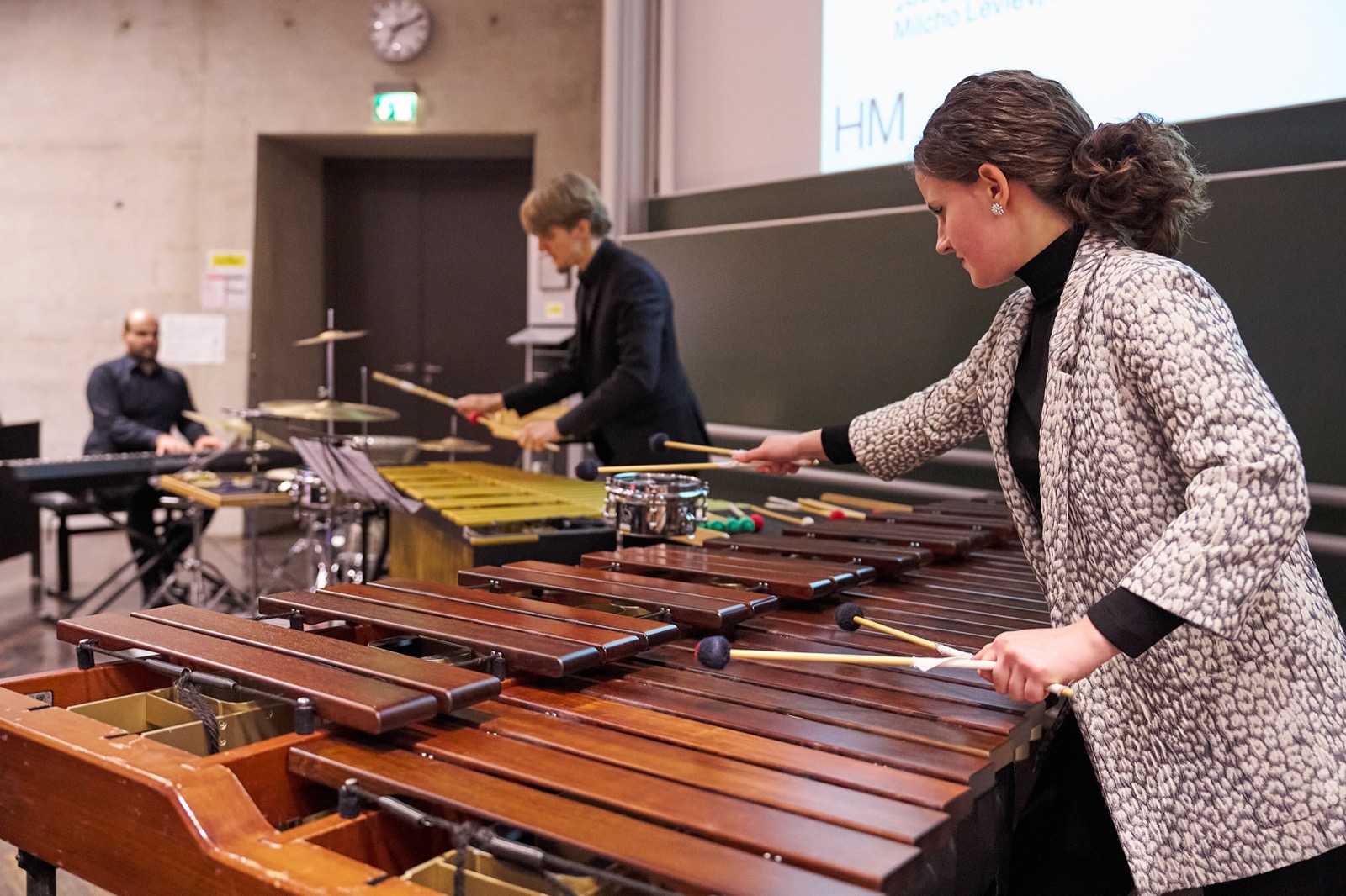 Zwei Musiker:innen spielen Xylophon.