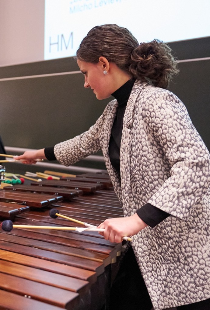 Zwei Musiker:innen spielen Xylophon.