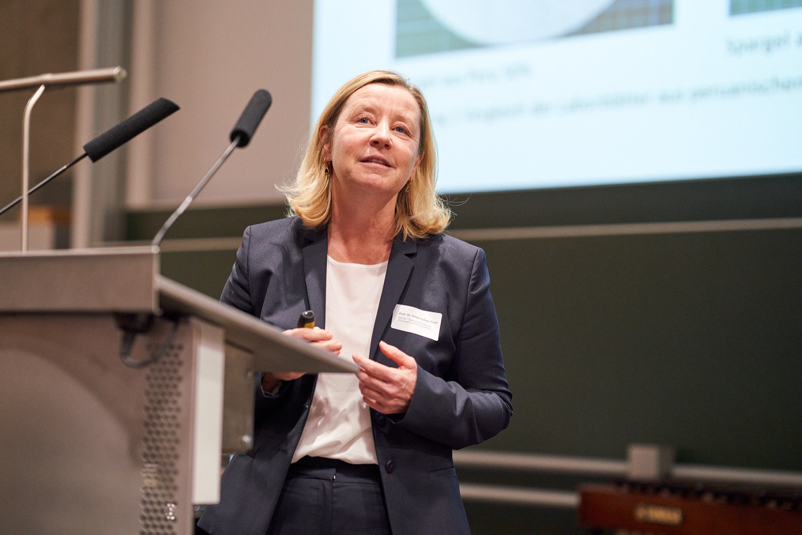 Frau Prof. Dr. Zollner-Croll spricht.