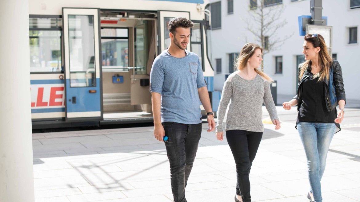 Studierende steigen aus der S-Bahn (Foto: Julia Bergmeister) Studierende steigen aus der S-Bahn