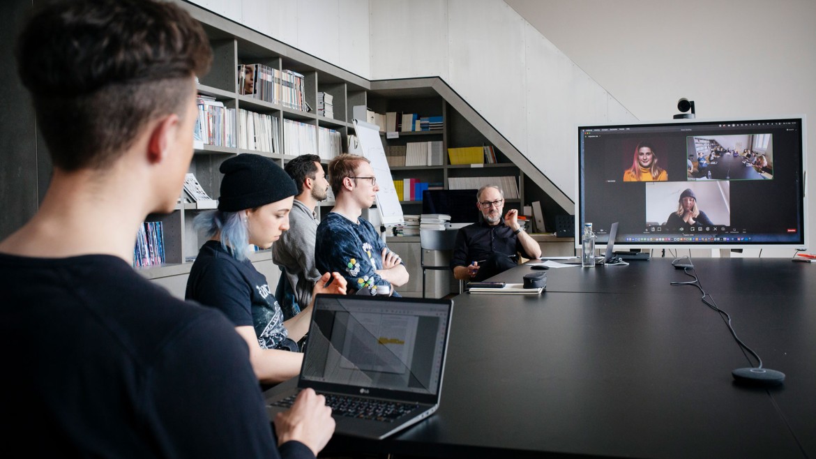 Hybride Lehre an der HM als eine Möglichkeit flexibler Lehr- und Lernangebote (Foto: Ulrike Myrzik) Studierende der HM in einem hybriden Lehrangebot