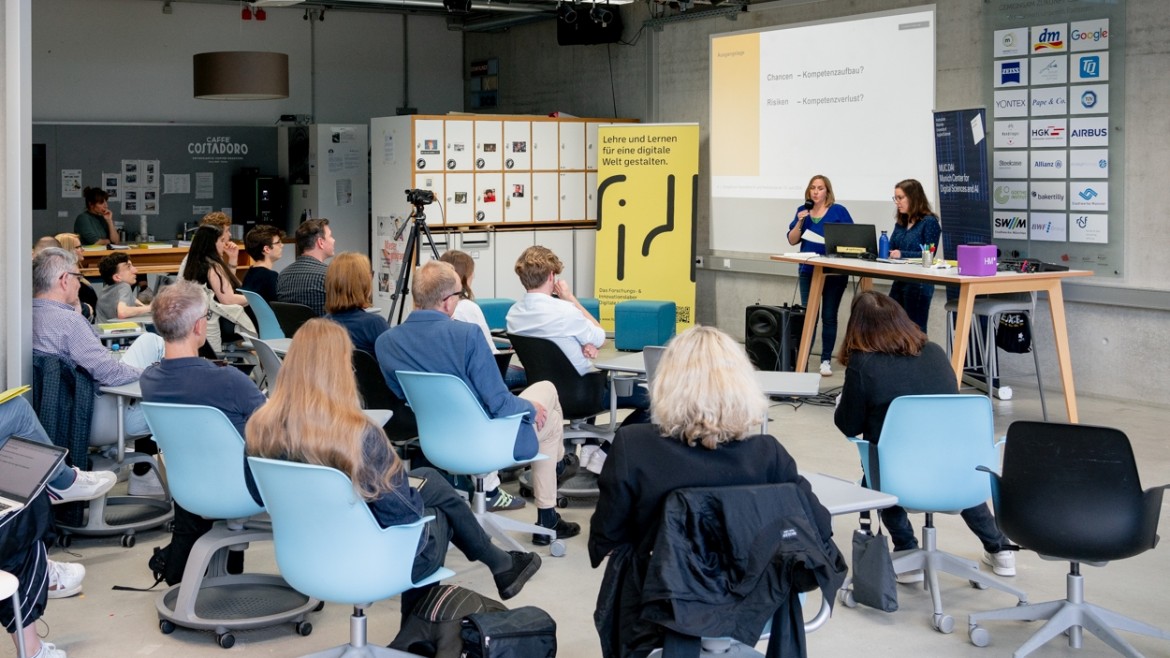Publikum und Bühne beim Dialogforum KI der HM