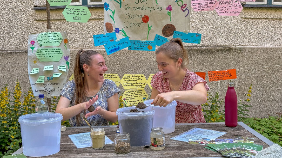Teilnehmende des Nachhaltigkeitsfestes basteln Samenbomben