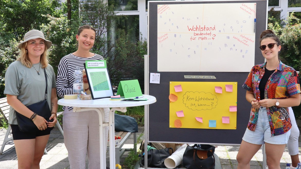 Teilnehmende des Nachhaltigkeitsfestes am Infostand