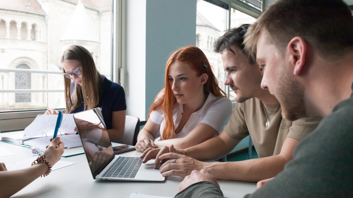 Update ChatGPT (Foto: Reinichs) Studierende schauen auf Laptop