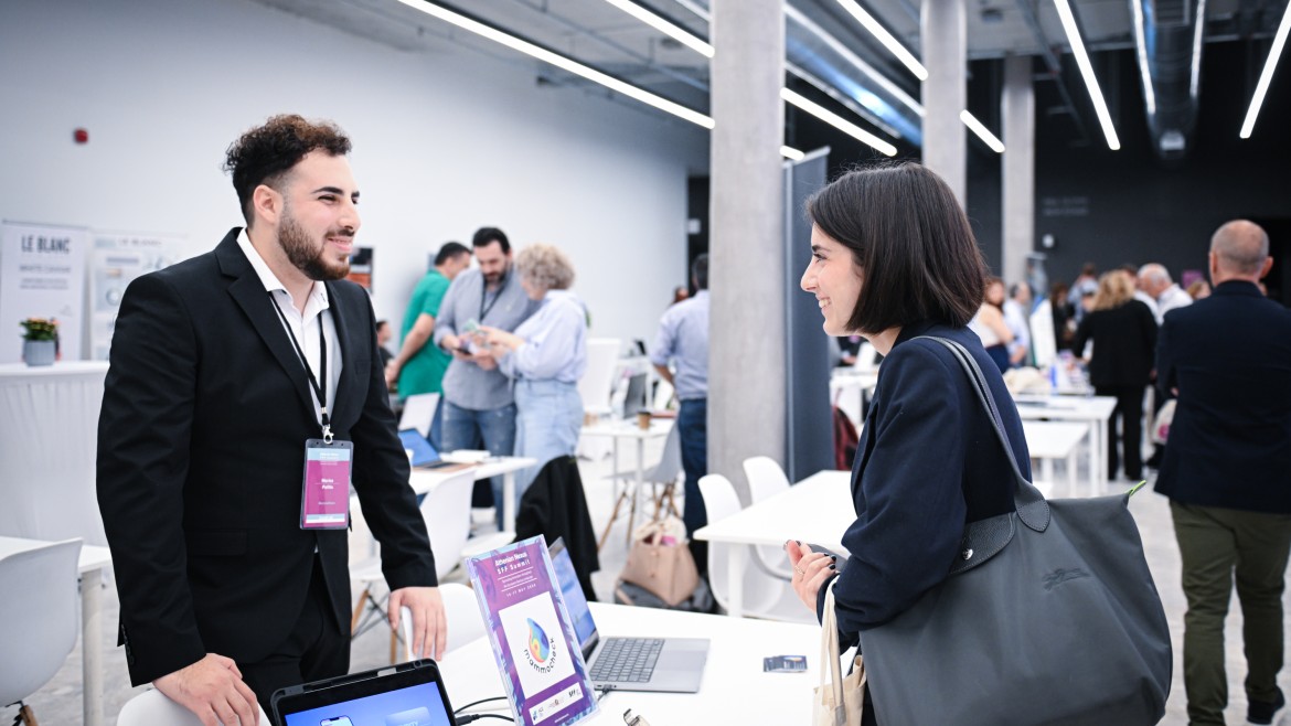 Start for future Summit Athen 2024 (Foto: Start For Future) Zwei Personen auf dem Event in Athen