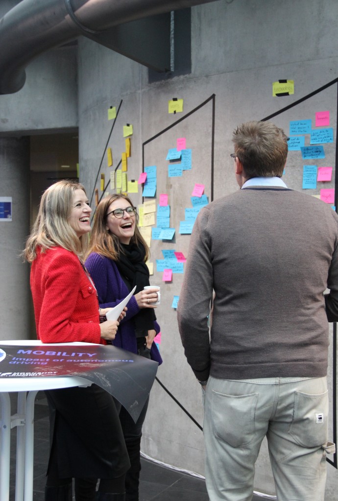 Start For Future Summit München 2024 (Foto: Start for Future) 2 Frauen und ein Mann vor einer Wand mit Post its