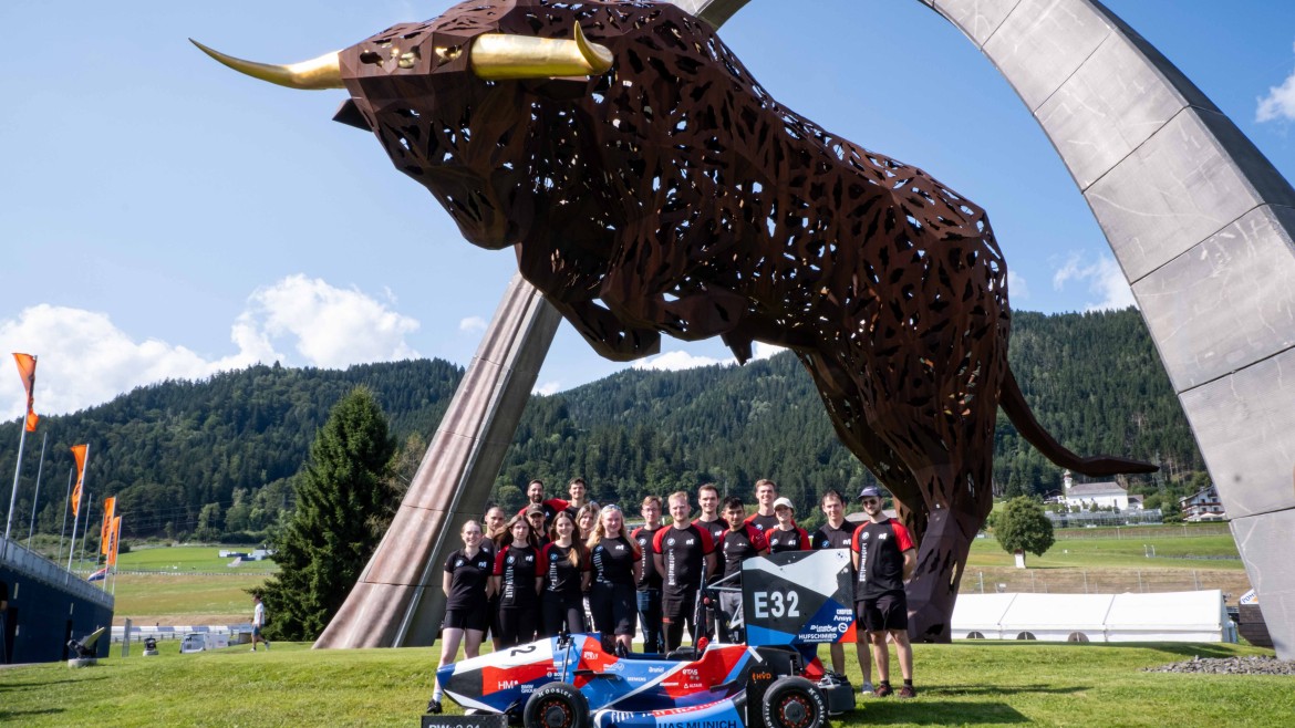 Munichmotorsport-Team zusammen mit ihrem Rennauto