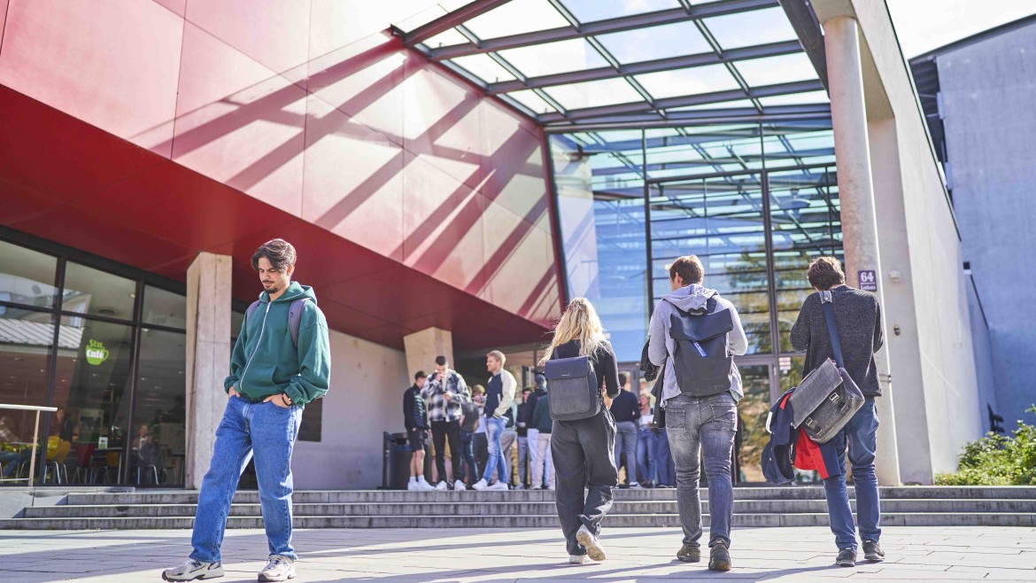Studierende vor HM-Gebäude