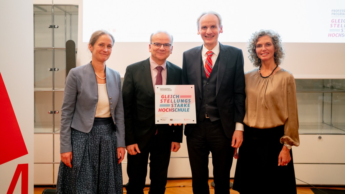 Das Prädikat „Gleichstellungsstarke Hochschule“ wird übergeben (v.l.n.r.): Ministerialrätin Dr. Annette Steinich, Leiterin des Referats Chancengleichheit und Vielfalt in Wissenschaft und Forschung des BMBF, Amtschef Dr. Rolf-Dieter Jungk vom StMWK, HM-Präsident Prof. Dr. Martin Leitner und HM-Hochschulfrauenbeauftragte Prof. Dr. Elke Wolf (