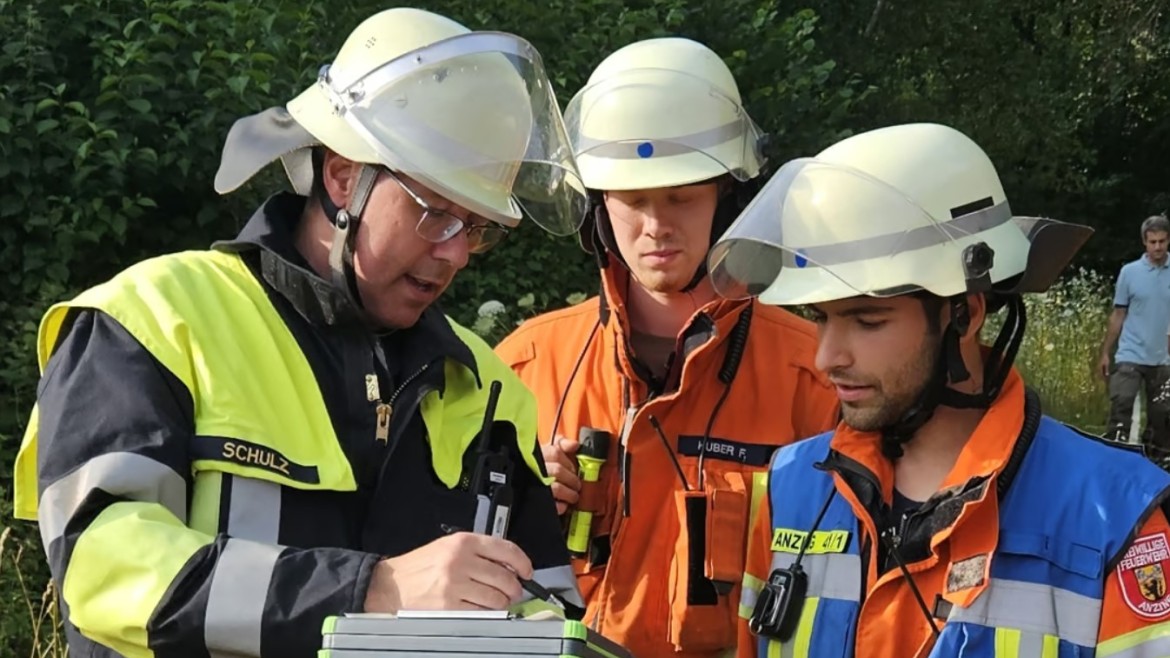 Drei Feuerwehrmänner beraten sich (Foto: FFW Anzing) Drei Feuerwehrmänner beraten sich