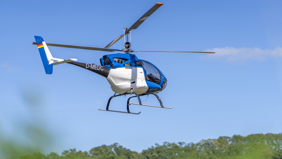 Hubschrauber über Baumkronen (Foto: Marcel Mende) Hubschrauber über Baumkronen