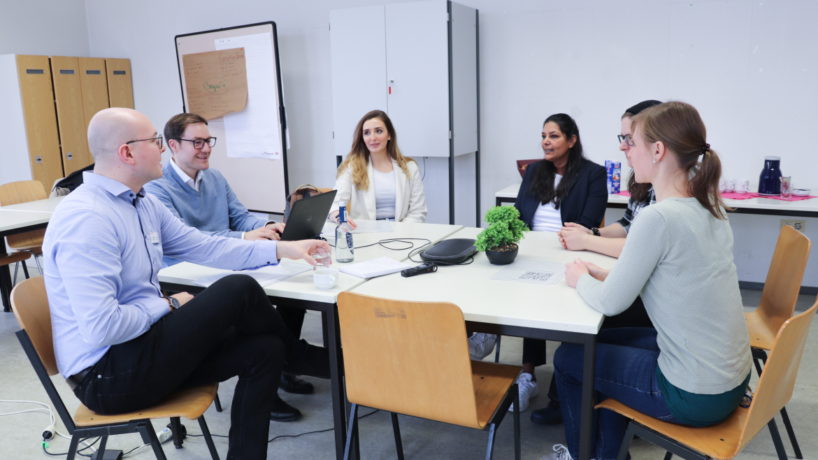 Studierende und Professoren besprechen sich (Foto: Akademie Klinikum Nürnberg) Studierende und Professoren besprechen sich