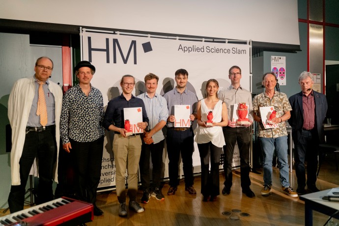 Die Teilnehmenden des Applied Science Slam auf der Bühne.