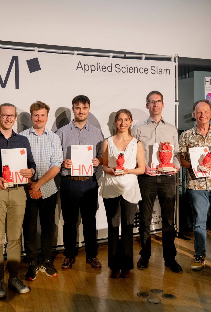 Die Teilnehmenden des Applied Science Slam auf der Bühne.