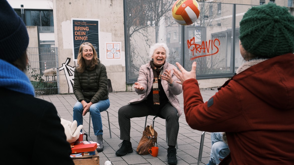 Frau wirft einer Person einen Ball zu