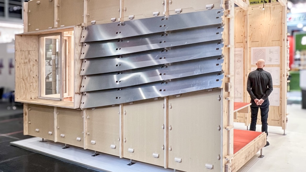 Ein Mensch steht im Prototypen eines Holzhauses zum Zusammenstecken (Foto: Julian Krüger) Ein Mensch steht im Prototypen eines Holzhauses zum Zusammenstecken