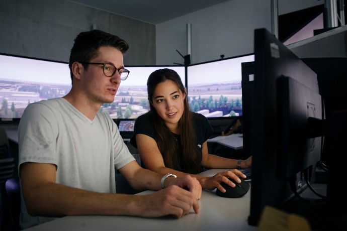 Zwei Personen arbeiten an einem Laptop