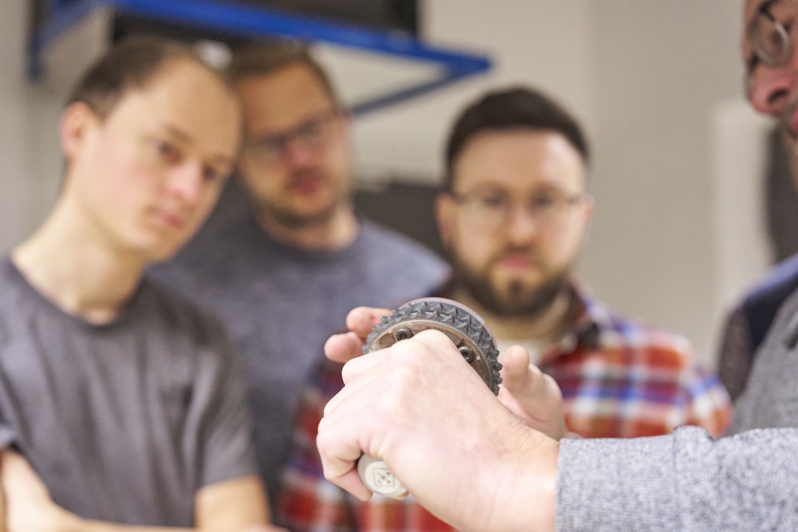 Studierende des Master 4D - Moderne Energiesysteme und Mobilität im Praktikum über Verbrennermotoren