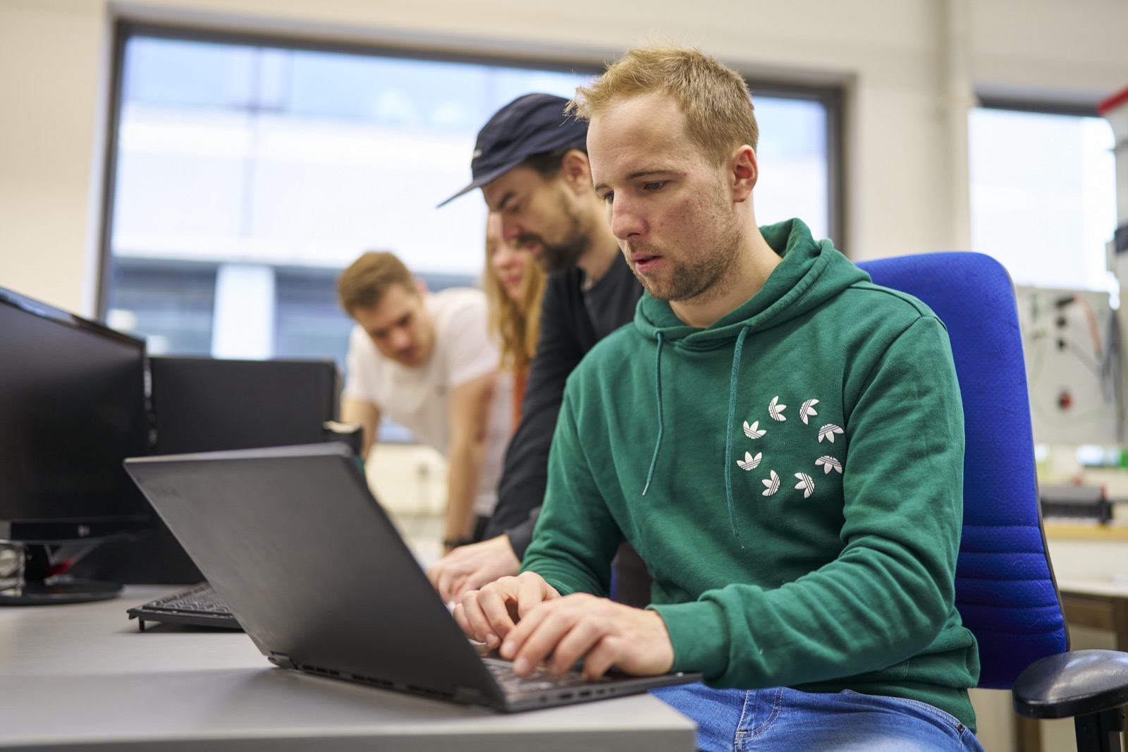 Studierende im Labor Energietechnik dokumentieren Messwerte