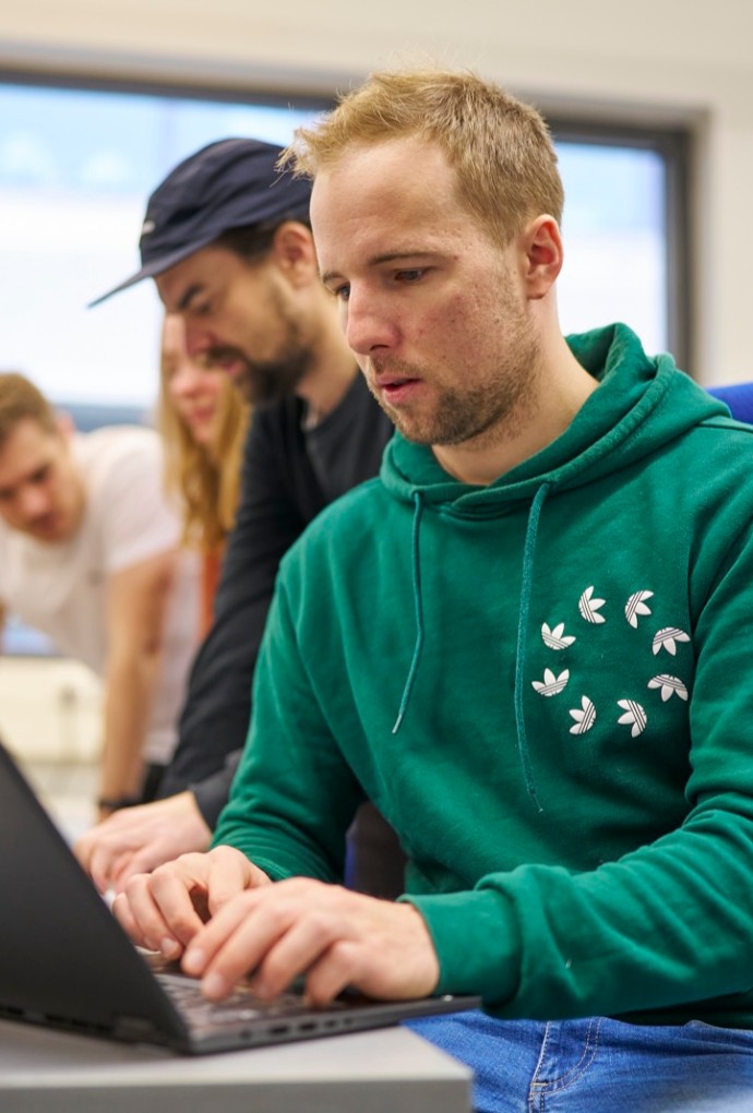Studierende im Labor Energietechnik dokumentieren Messwerte