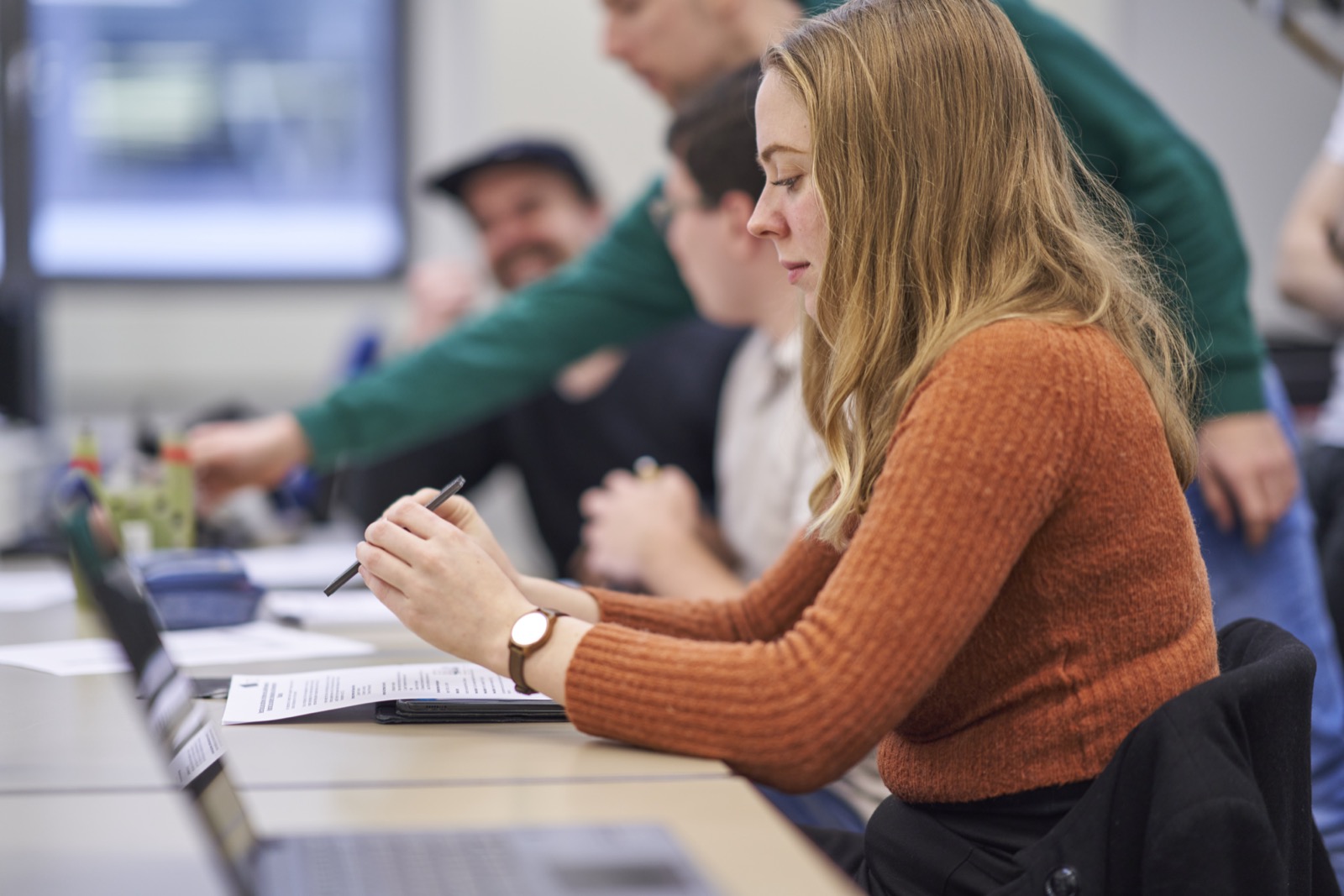 Studierende mit einer Komponente einer Brennstoffzelle
